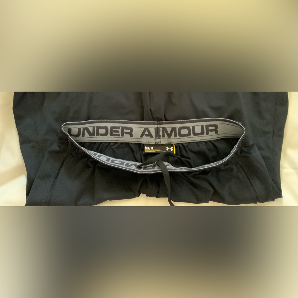 NWOT Men’s black Under Armour shorts